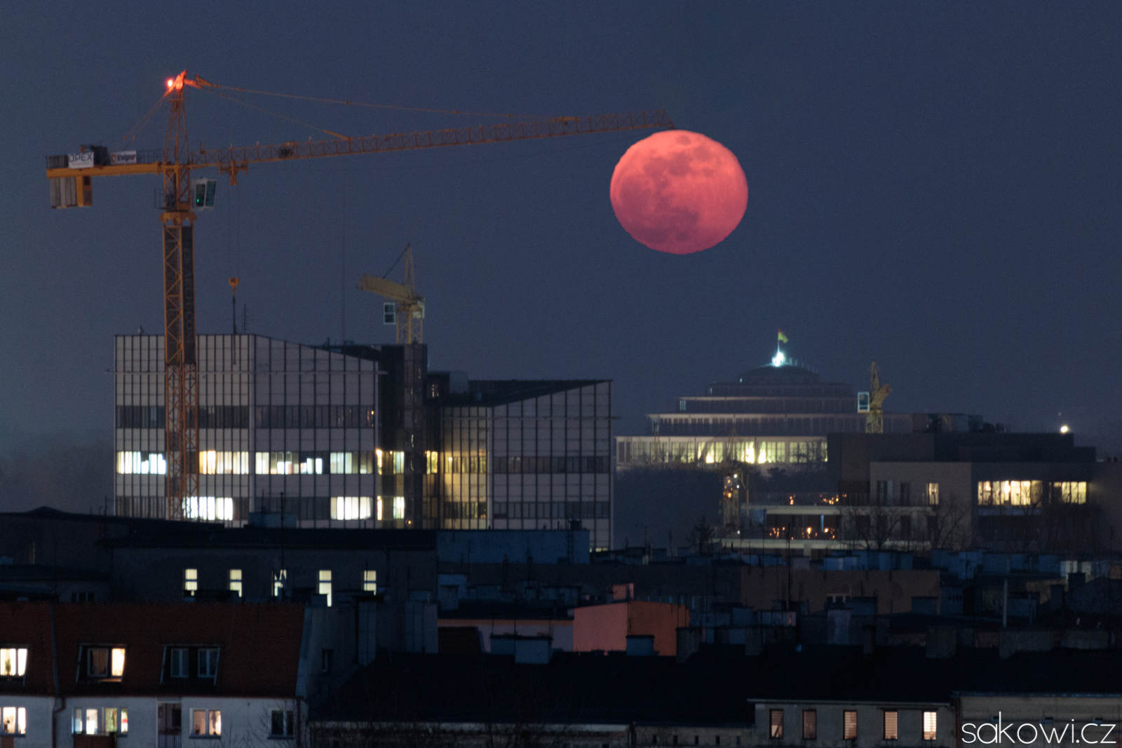 Księżyc nad halą stulecia